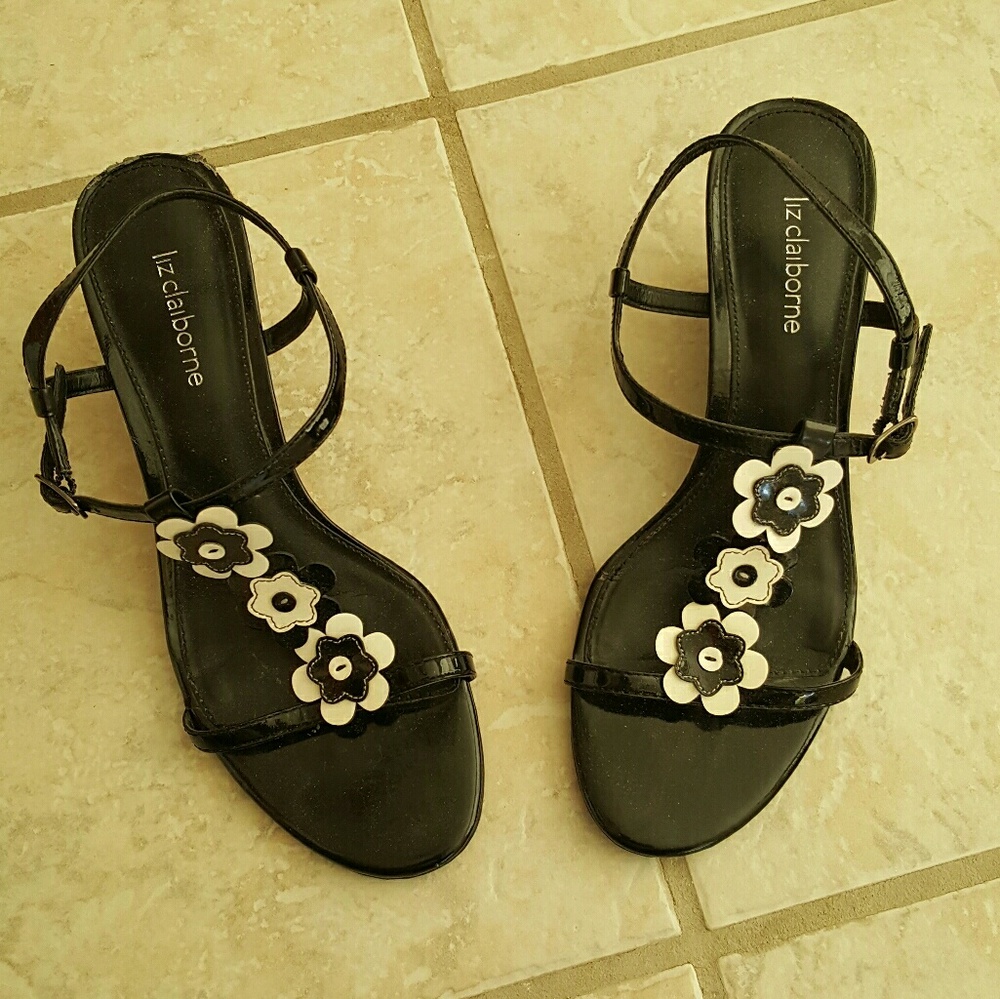 Liz Claiborne black sandals with white daisy